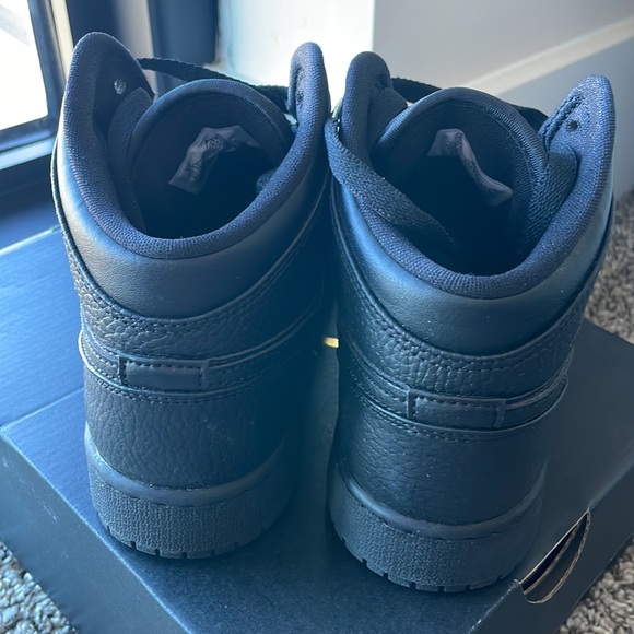 AIR JORDAN 1 MID GS 'TRIPLE BLACK' - Picture 2 of 3